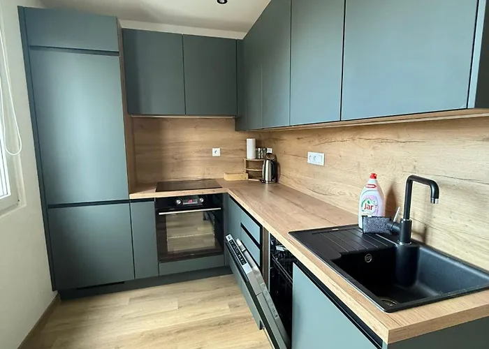 דירה Mid-town Spacious