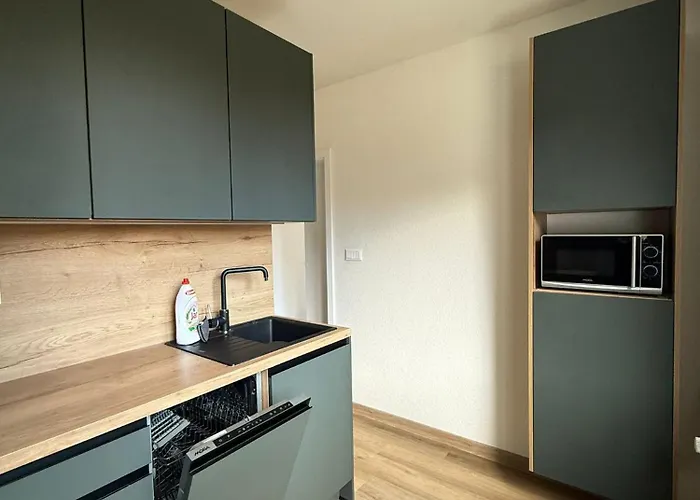 Mid-town Spacious דירה *