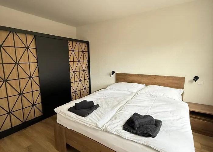 Mid-town Spacious דירה *