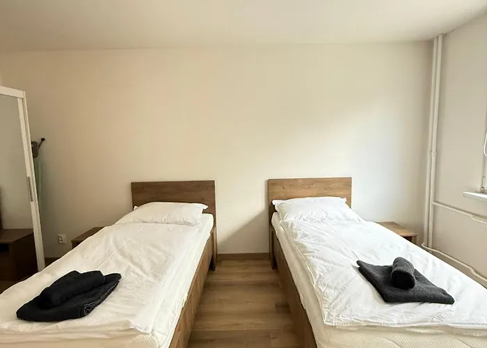 Mid-town Spacious דירה *